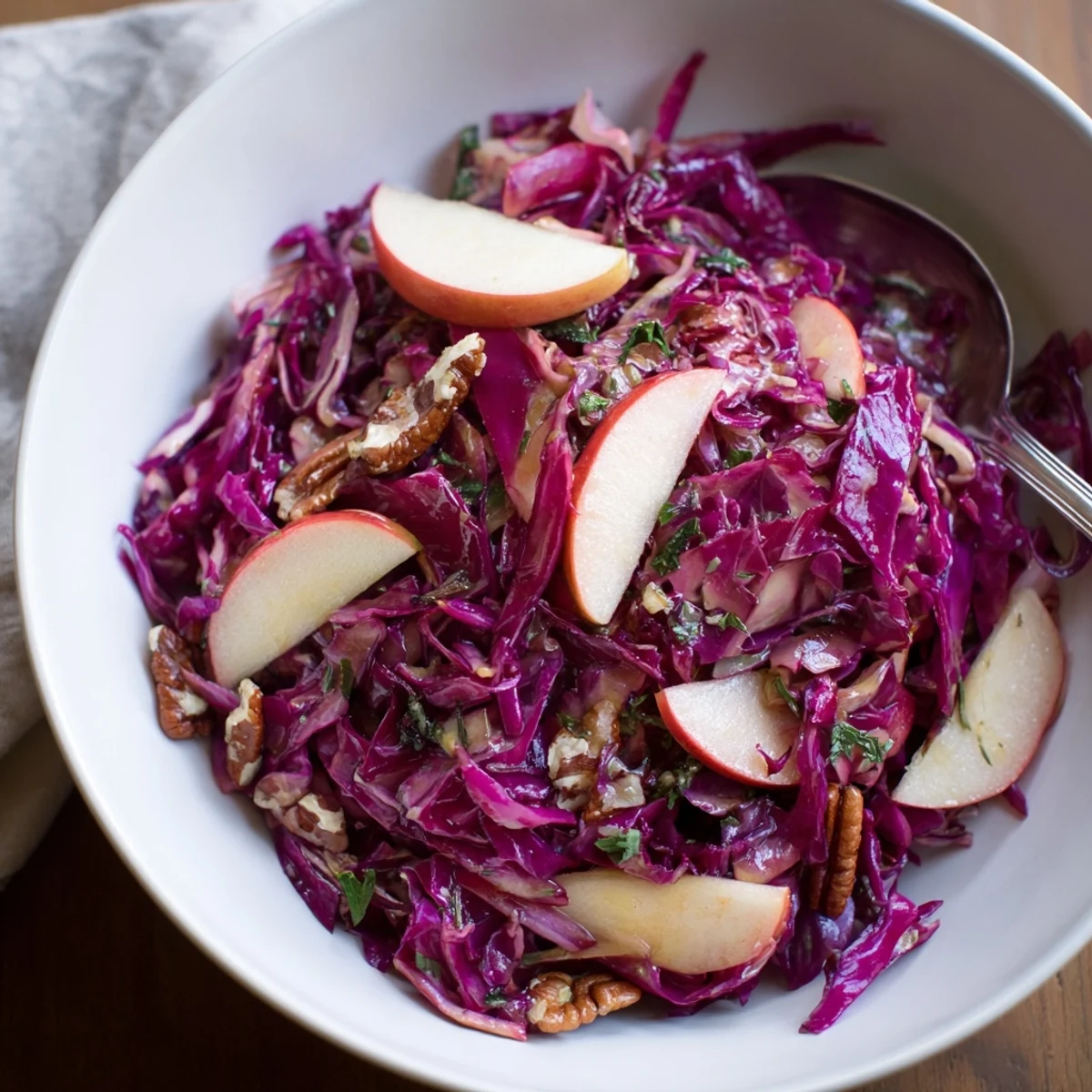 Vibranter Warm Red Cabbage Salad mit Äpfeln, Zwiebeln und aromatischem Dressing.  