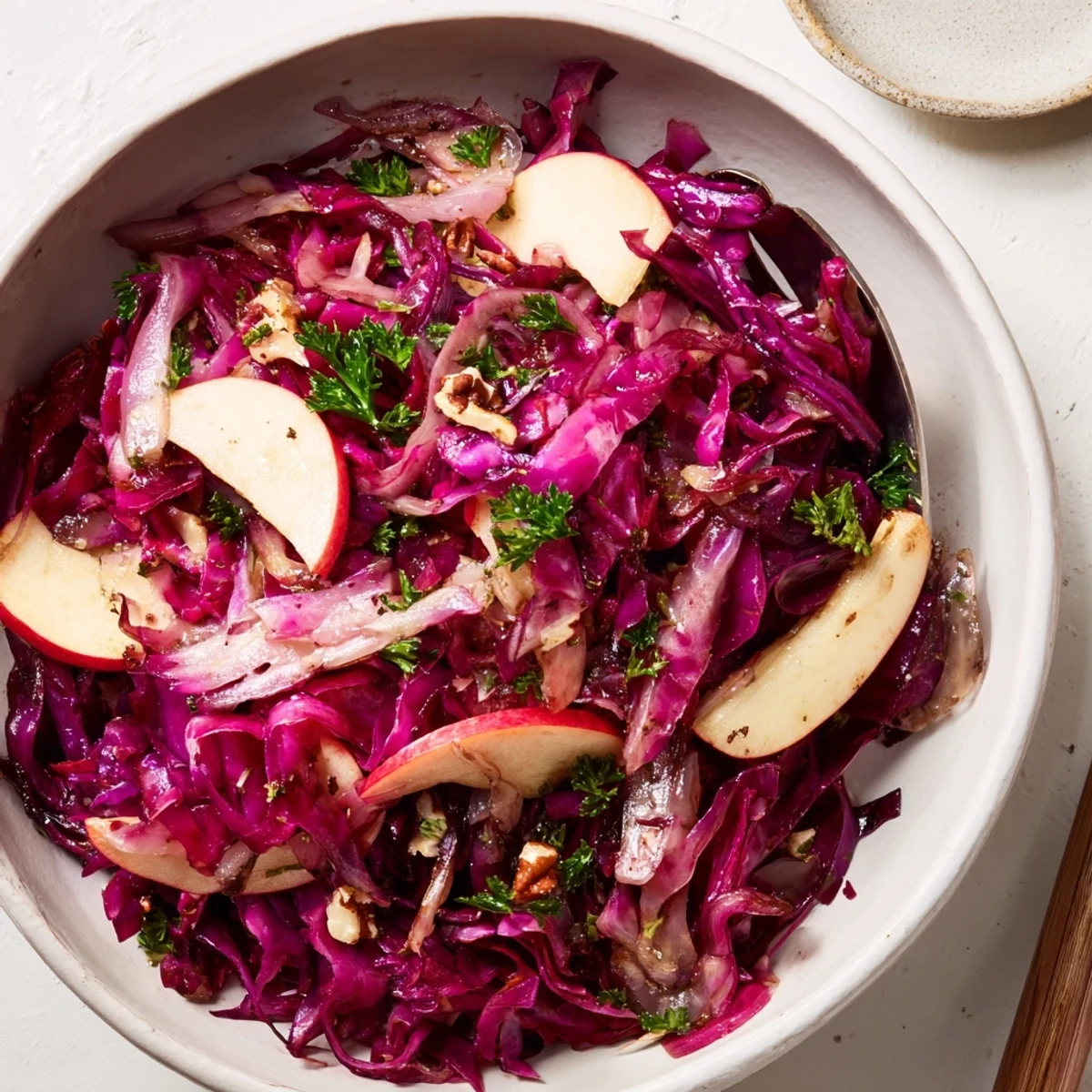 Herzhafter Warm Red Cabbage Salad, ideal als Beilage zu Braten oder Würstchen.