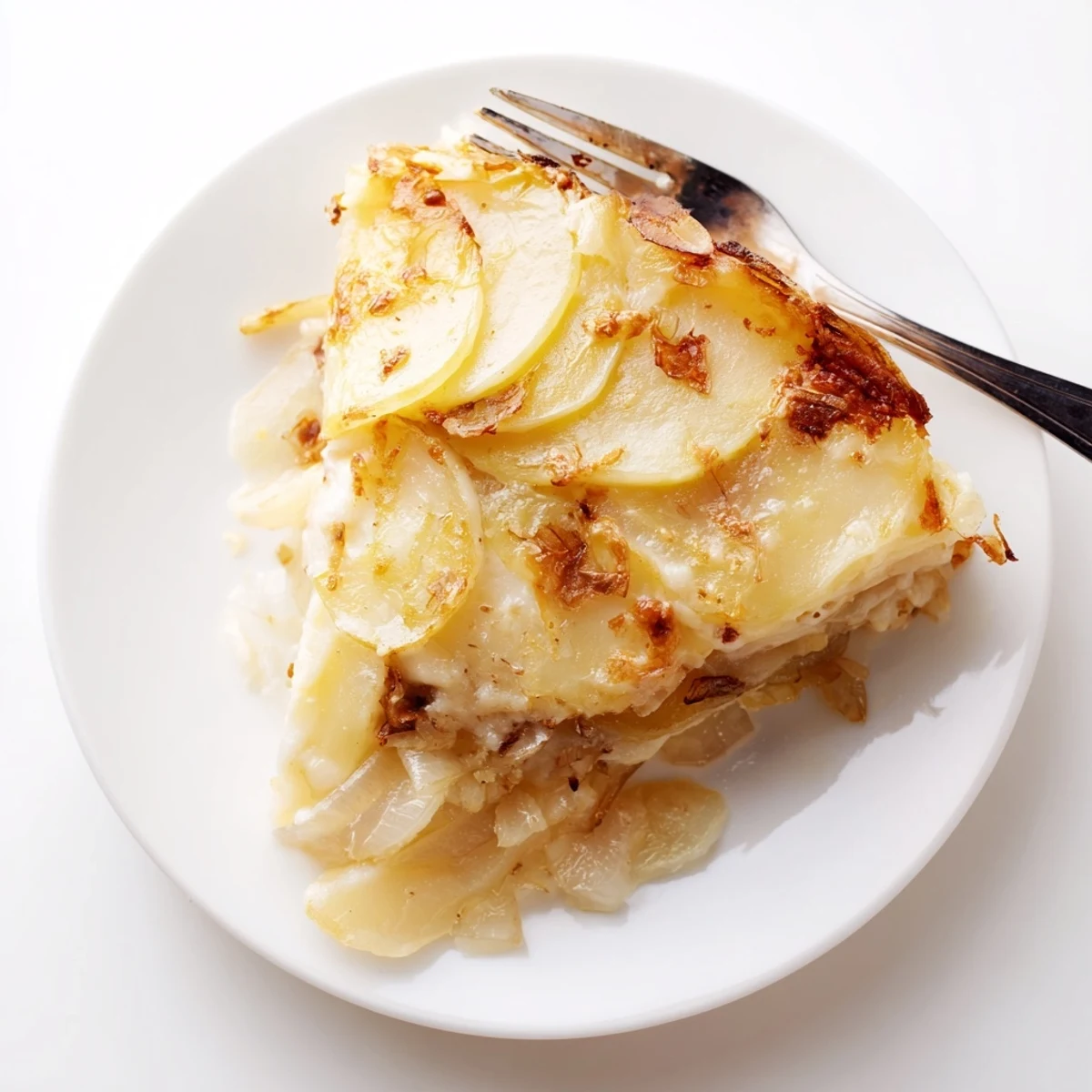 Leckere Schichten aus Kartoffeln und Käsegratin, gebacken bis zur goldenen Perfektion.