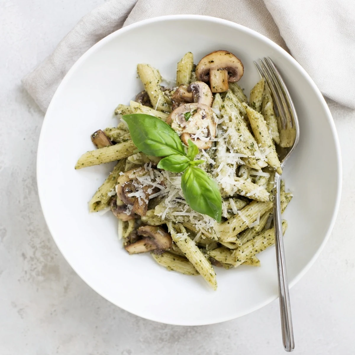 Geschmorte Pilze in der Mushroom Pesto Pasta füllen das Gericht mit erdigem Aroma und duftendem Knoblauch.