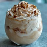 Leichtes, cremiges Kaffeegetränk mit echter Vanilleschote und Mandelmilch, perfekt für einen erfrischenden Genuss ohne Reue.