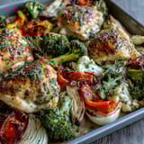 Schnelles und einfaches Blechpfanne Hühnchen und Gemüse mit aromatischen Kräutern und knusprigen Gemüse.  