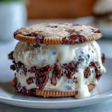 Vanille-Bohnen-Frappuccino-Eiscreme-Sandwiches mit cremiger Füllung und Kaffee-Keksen.