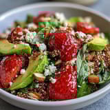 Erdbeer Avocado Quinoa Salat