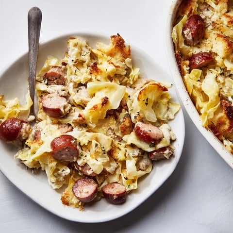 Köstliche, warme Bohnensuppe mit zartem Gemüse und würziger Wurst.  