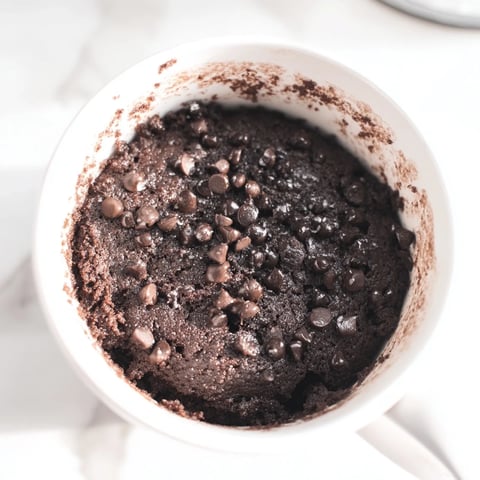 Fluffy mug cake Schokolade, ready in minutes, topped with chocolate chips for dessert.