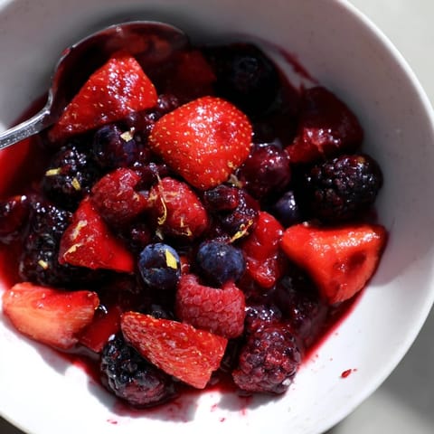 Saftige Mischung aus Erdbeeren, Himbeeren und Brombeeren in einer süßen Sauce.  