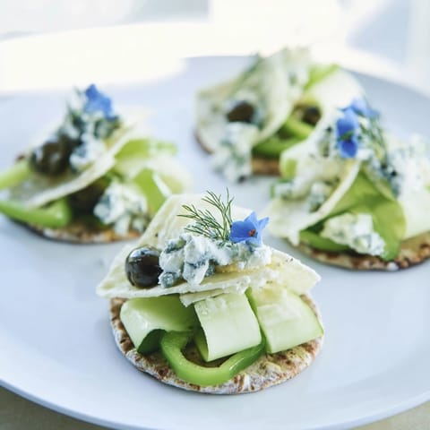 Teller mit blau-grünen Zutaten
