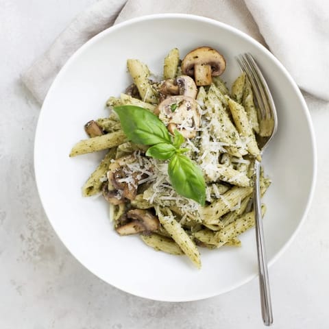 Geschmorte Pilze in der Mushroom Pesto Pasta füllen das Gericht mit erdigem Aroma und duftendem Knoblauch.