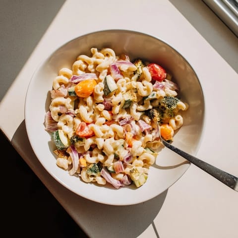 Gefüllte Schale aus Roasted Veggie Mac & Cheese mit cremiger Sauce und knusprigem Gemüse.