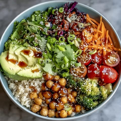 Farbenfrohe Buddha Bowl mit knackigem Gemüse, cremiger Avocado und herzhaftem Sesam-Ingwer-Dressing.  