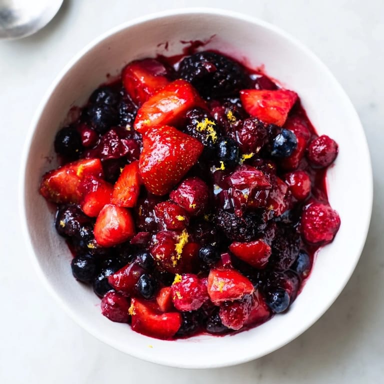 Leicht süßes Beerenkompott, ideal für Pfannkuchen oder über Eis serviert.