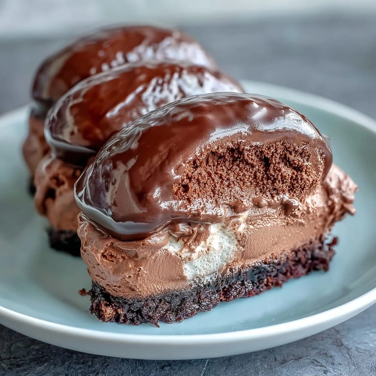 Fluffige, schokoladige Mousse-Füllung mit intensivem Kakao-Geschmack, ideal zum Verzieren von Desserts.