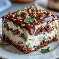 Zarter Vanille-Blechkuchen mit glatter Buttercreme und zarten Blumen-Dekorationen – perfekt für die Erstkommunion.